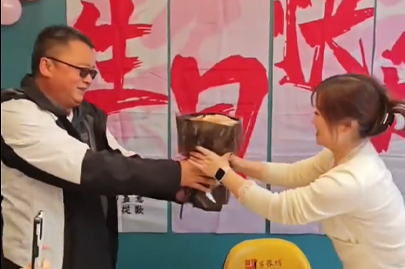 河南賽諾威生活的一面，同事生日其樂融融，員工一家親！我們不僅懂聚丙烯酰胺，我們更懂生活！